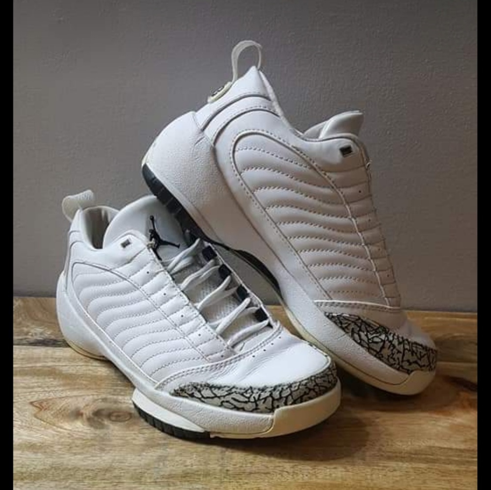 Air Jordan XIX low gs, YOUTH SIZE 6.